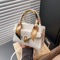Weiße Trapezhandtasche mit goldenem Drehverschluss und bedrucktem Seidentuch-Griff - Weiß
