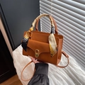 Karamellfarbene Kunstledertasche mit Seidenschal-Griff und goldenem Drehverschluss - Braun