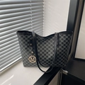 Minimalistische schwarze Tote Bag mit grauem M-Muster und goldenem Metallanhänger - Schwarz