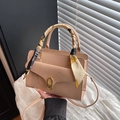 Elegante beige glänzende PU-Handtasche mit Seidenschal-Griff und goldenem Drehverschluss - Khaki