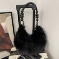 Borsa hobo in ecopelliccia nera con manico in legno per la moda invernale - Nero