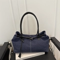 Dunkelblaue Denim-Tragetasche mit schwarzen Lederriemen und silberner Schnalle - Dunkelblau