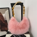 Borsa a mezzaluna in finta pelliccia rosa con manico in perline di legno intrecciate - Rosa