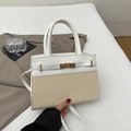 Stijlvolle crossbodytas van wit leer en beige stro met gouden gesp detail - Wit