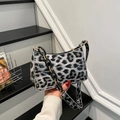 Französische Hobo-Tasche mit Leopardenmuster, goldener Kette und passendem Riemen - Leopardenmuster Grau