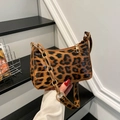 Modische Mondsichel-Tasche mit Leopardenmuster, Kunstharzkette und Kunstleder-Finish - Leopard Braun
