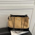 Gewatteerde tote bag in camel suède en zwart met een metalen kettingriem - Bruin