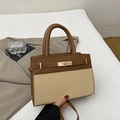 Chique Kelly stijl handtas van beige geweven stof en bruin leer met gouden metalen slot - Bruin