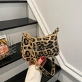 Leopard-Halbmondtasche mit dekorativer Kette und glänzendem PU-Finish - Khaki Leopardenmuster