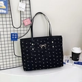 Borsa tote trapuntata nera con motivo a fiocchi bianchi e fibbia dorata metallica - Nero
