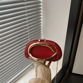 Borsa da sera rossa a semicerchio con manico circolare dorato e tracolla a catena - Rosso