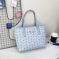 Borsa tote celeste con texture stropicciata, stampa a fiocchi e fibbia dorata - Blu