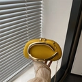 Elegante borsa a mano semicerchio in pelle gialla con manico dorato e tracolla a catena - Giallo