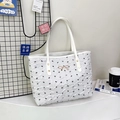 Borsa tote bianca testurizzata con motivi a fiocco nero e chiusura a farfalla dorata - Bianco