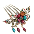 Détail d'un peigne à cheveux vintage en bronze avec strass colorés et breloques papillon - Arc-en-ciel