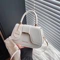 Borsa a sella bianca in pelle sintetica con scritte FASHION dorate e tracolla - Bianco