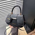 Schwarze Satteltasche mit Goldakzenten und modischem Anhänger in strukturierter Optik - Schwarz