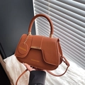 Borsa a sella in pelle marrone con fibbia in metallo dorato e tracolla regolabile - Marrone