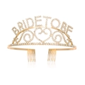 Dettaglio della corona dorata Bride To Be con strass bianchi e pettini in metallo - Oro