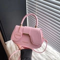 Borsa a sella rosa chic da donna con dettagli dorati e tracolla regolabile - Rosa