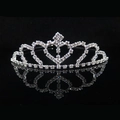 Silbernes Herz-Diadem mit funkelnden Kristallen für Mädchen auf schwarzer Reflexionsfläche - Herz Strass Krone Stil (款式1)