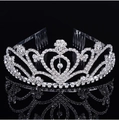 Silberne Brautkrone mit Herz-Kristall-Design und Kämmen auf schwarzem Hintergrund - Silber