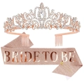 Dettaglio di tiara in strass oro rosa e fascia glitter Bride To Be con spilla di balia - Set Tiara e Fascia / Set Oro Rosa