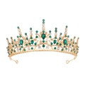 Dettaglio dei cristalli verde smeraldo e degli strass bianchi sulla corona dorata - Oro-Strass Verde
