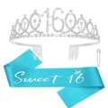 Dettaglio set Sweet 16 con tiara d'argento, fascia blu e spilla di perle per festa - Set 16 Compleanno (Celeste)