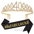 Dettaglio set 40 compleanno con corona d'oro e fascia nera con scritta 40 & Fabulous - Corona e Fascia Nero e Oro per il 40° Compleanno