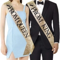 Dettaglio delle fasce di paillettes dorate per Prom Queen e King indossate da una coppia - Oro con testo nero