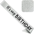 Vue macro d'une écharpe d'anniversaire pailletée argentée avec texte noir It's my BIRTHDAY - Ensemble d'écharpes / Argent avec lettres noires