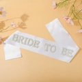 Dettaglio fascia Bride to Be in raso con perle e strass per l'addio al nubilato della sposa - Fascia in Raso Bianco (BRIDE TO BE Perla Strass)