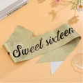 Écharpe dorée pailletée Sweet Sixteen avec lettrage noir pour fête de 16ème anniversaire - Écharpe Dorée