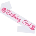 Écharpe Birthday Girl rose avec bottes de cowboy et boule disco sur satin blanc - Blanc Art Rose Style Western (Birthday Girl)