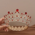 Detailansicht einer goldenen Vintage-Brautkrone mit großen roten Rubinen und Kristallen - Goldweiß + Rot