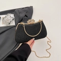 Elegante bolso de noche negro con cierre de corona de pedrería dorada y asa de cadena - Negro