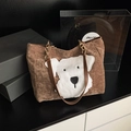 Braune Cord-Schultertasche mit weißem Plüschhund-Patch und goldener Kettenriemen-Griff - Kaffee Ohne Anhänger
