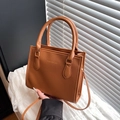 Donkerbruine shopper tas van leer met gouden hardware en afneembare schouderriem - Bruin