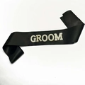 Elegante fascia in raso nero con scritte GROOM con perle bianche per feste di matrimonio - Fascia in Raso Nero (GROOM Perla Strass)