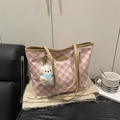 Bolso tote de cuadros rosa y blanco con asas de cuero marrón y un tierno colgante de felpa - Con Colgante / Caqui