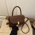 Dunkelbraune Tasche in Lederoptik mit gewölbtem Griff und goldener Schnalle für Damen - Braun
