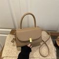 Petit sac carré beige minimaliste avec boucle en métal doré et poignée supérieure - Kaki