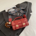 Sac bandoulière rouge rétro avec clous dorés, sangle bohème et pendentif en peluche - Avec Pendentif / Rouge