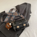 Sac à main rétro noir avec clous dorés et bandoulière tissée bleue géométrique - Avec Pendentif / Noir
