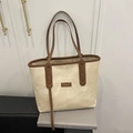 Bolso tote grande de lona beige con ribete de cuero marrón y etiqueta de moda - Beige