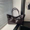 Bolso tote minimalista en cuero de charol marrón oscuro con hebilla dorada y estilo moderno - Marrón