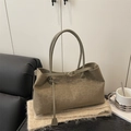 Shopper aus Wildleder in Olivgrün mit Leopardenmuster und langen Schultergurten - Grün