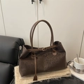 Dunkelbraune Wildleder-Tragetasche mit dezentem Leopardenmuster und Fransen-Detail - Braun
