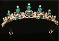 Couronne baroque dorée avec pierres vert émeraude et strass blancs étincelants - Or Blanc Vert